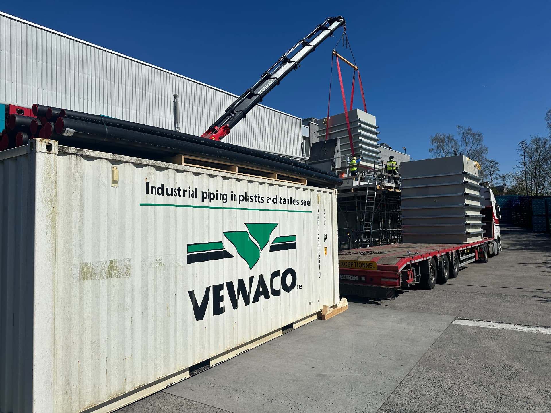 Vewaco container en RO-units klaar voor transport
