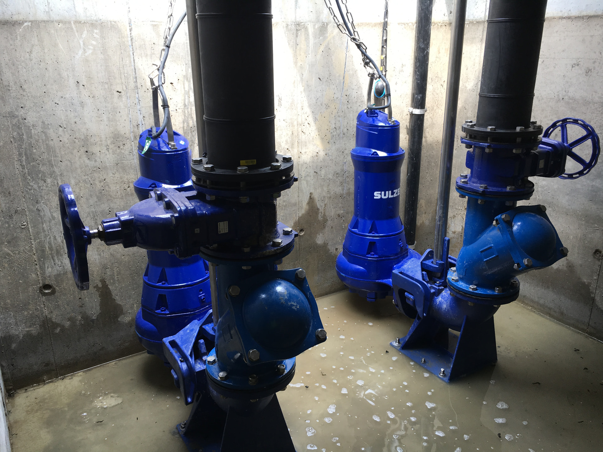 Sulzer dompelpompen met PE stijgleidingen en blauwe afsluiters in een gemaal