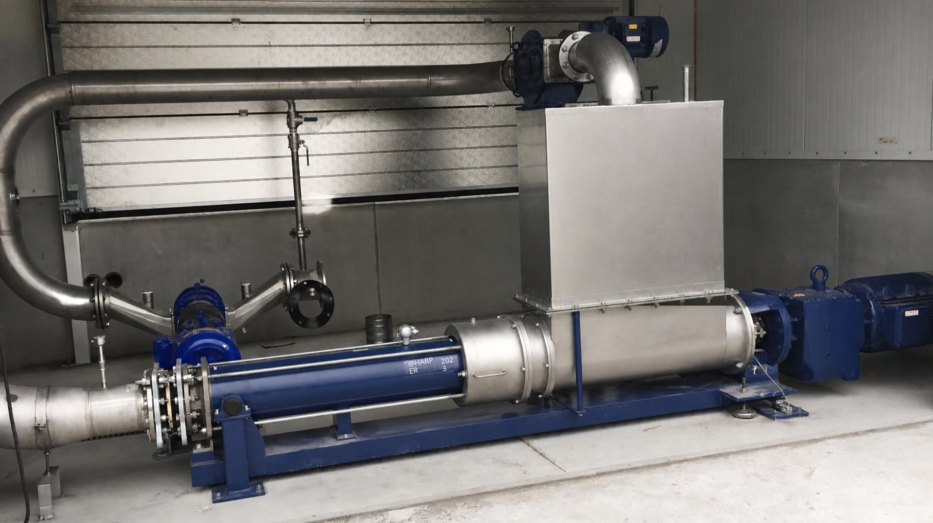 Wormpomp met inox leidingwerk en RVS Chopper op skid in de werkplaats