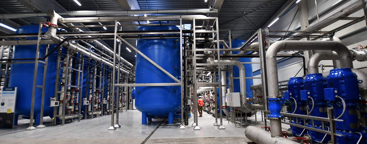 Pompzaal met blauwe drukvaten, dompelpompen en RVS leidingwerk